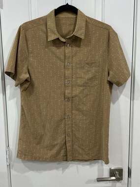 Vuori Men's Bridge Button Down Short Sleeve Shirt in Tan Arrow Print